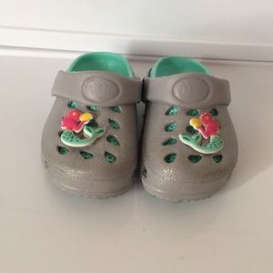 Capelli New York Kids croc style shoe Size 4-5